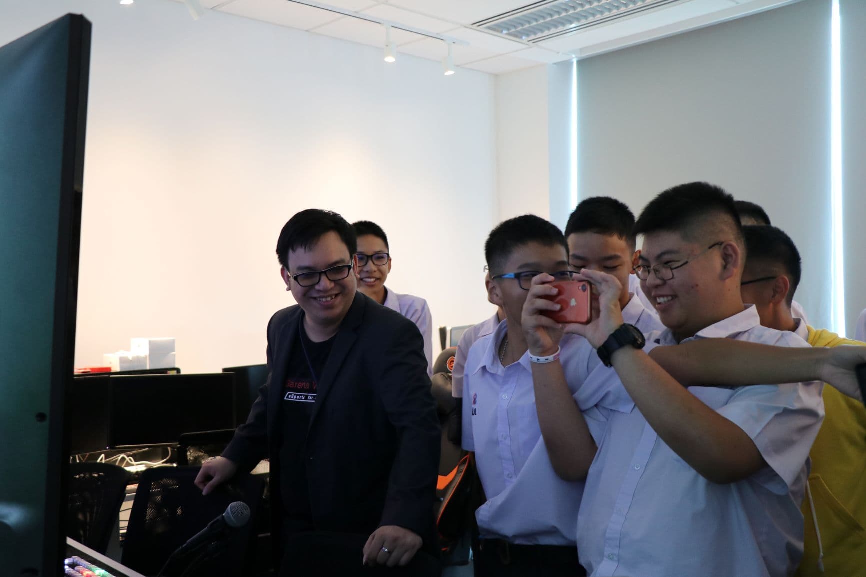Sea (Thailand) held inspirational company visit for Suankularb Wittayalai School's students (3)