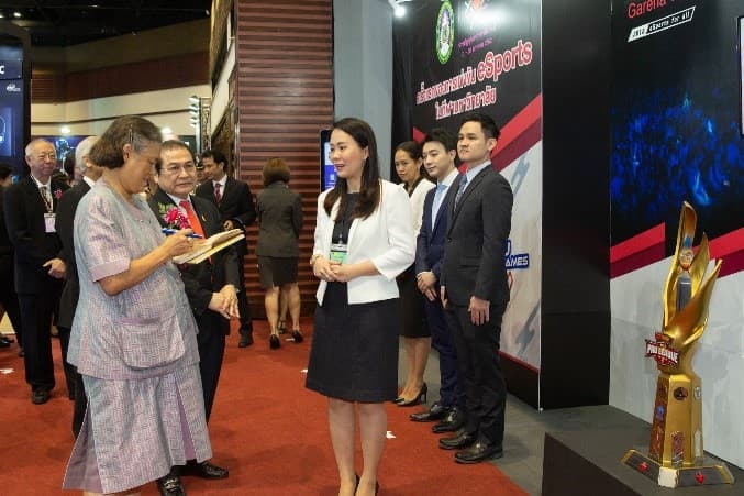 Garena CEO gives a report to Her Royal Highness Princess Maha Chakri Sirindhorn in the Commart Work 2018 (2)