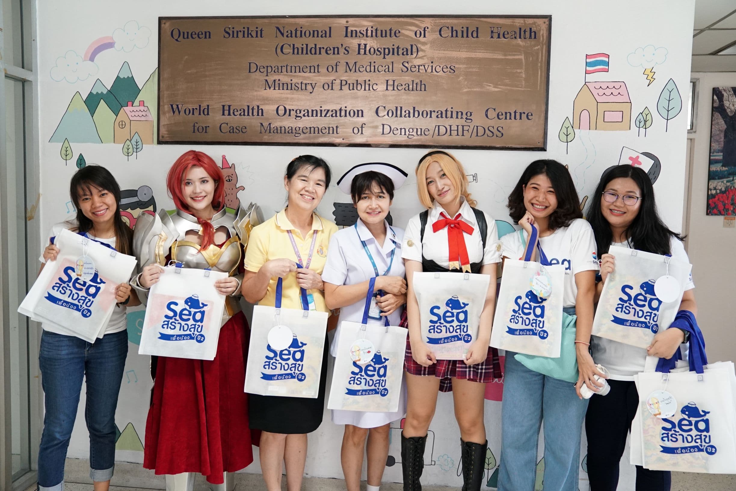 Sea (Thailand) brings smiles and happiness to young patients (4)