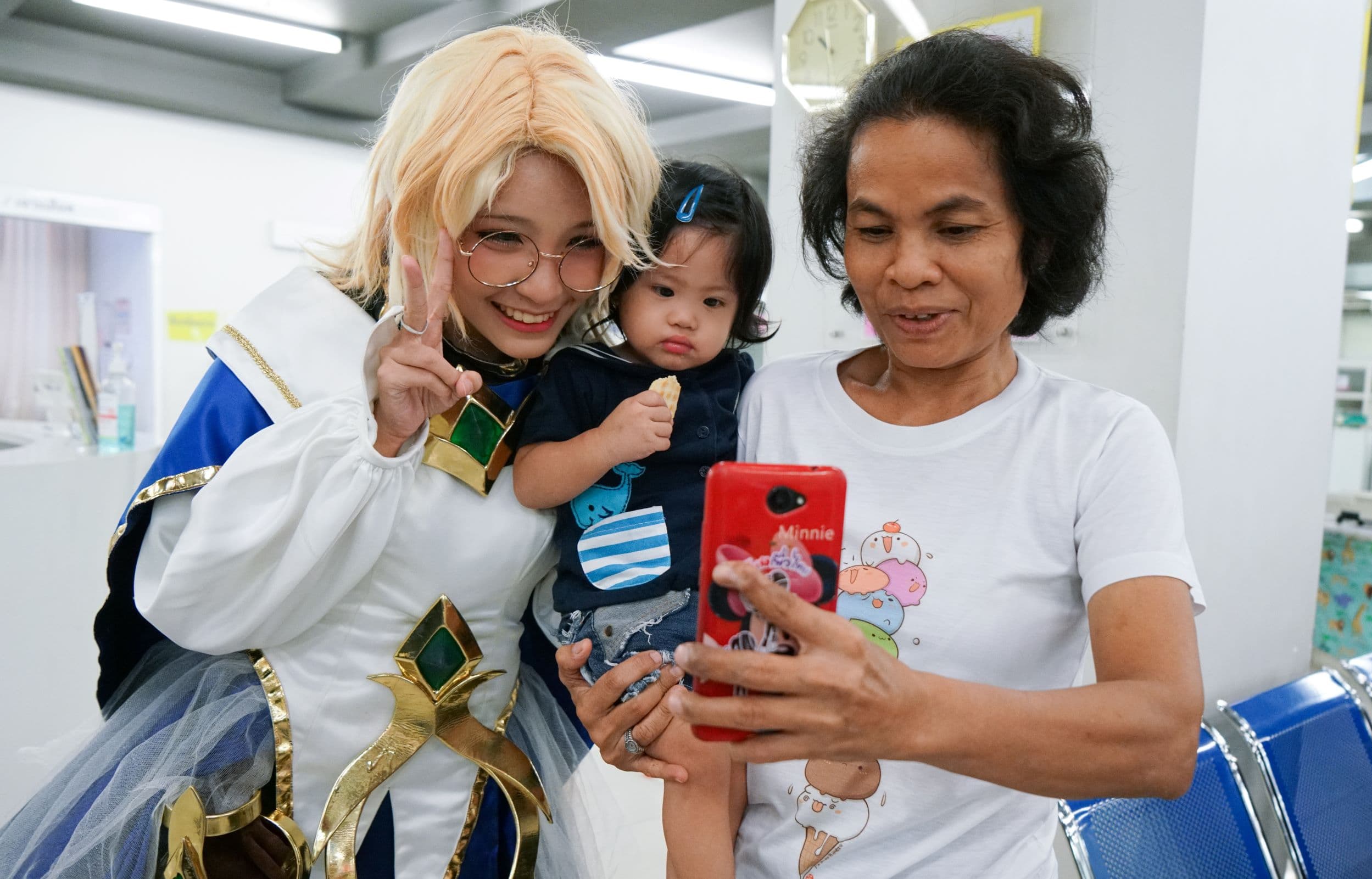 Sea (Thailand) brings smiles and happiness to young patients (2)