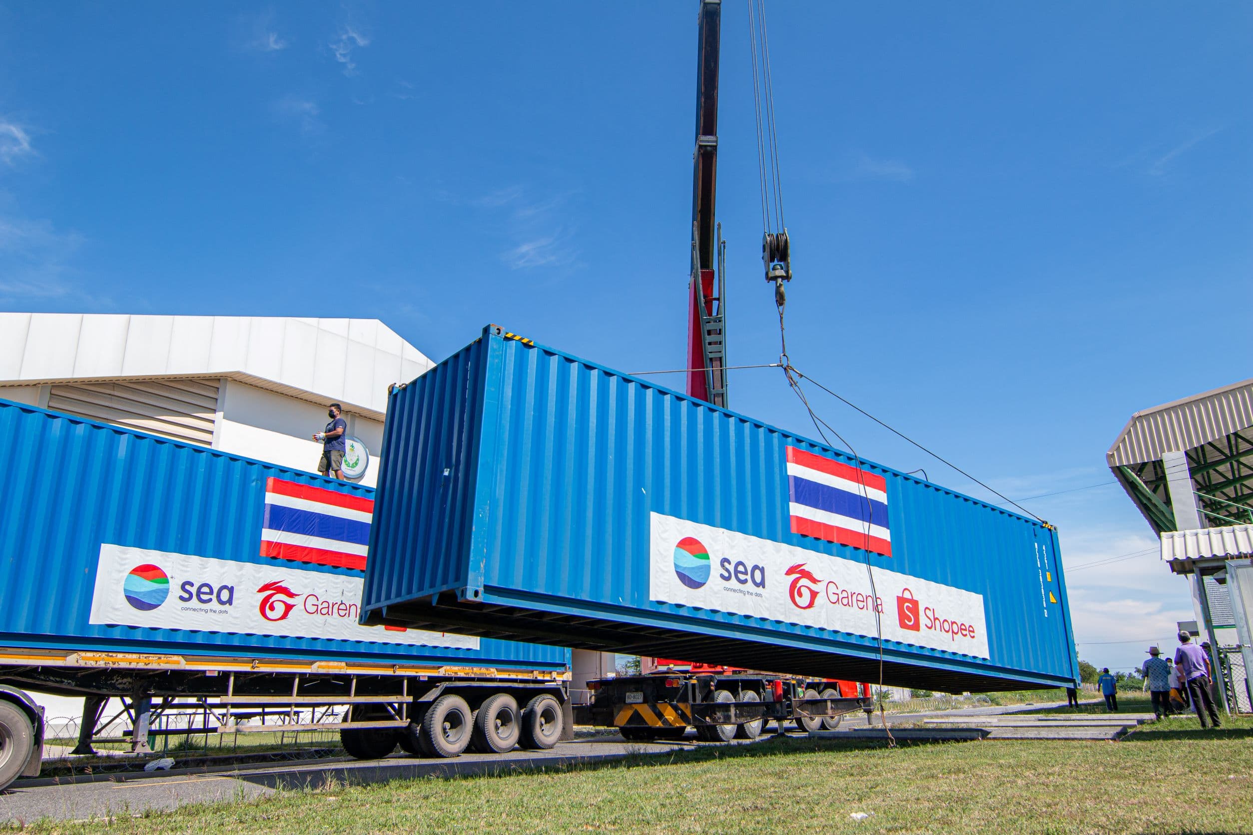 Sea (Group) donates oxygen cylinders and containers to Thanyarak Pattani Hospital, supporting their capacity to help Covid-19 infected patients in the four southern border provinces of Thailand. (3)