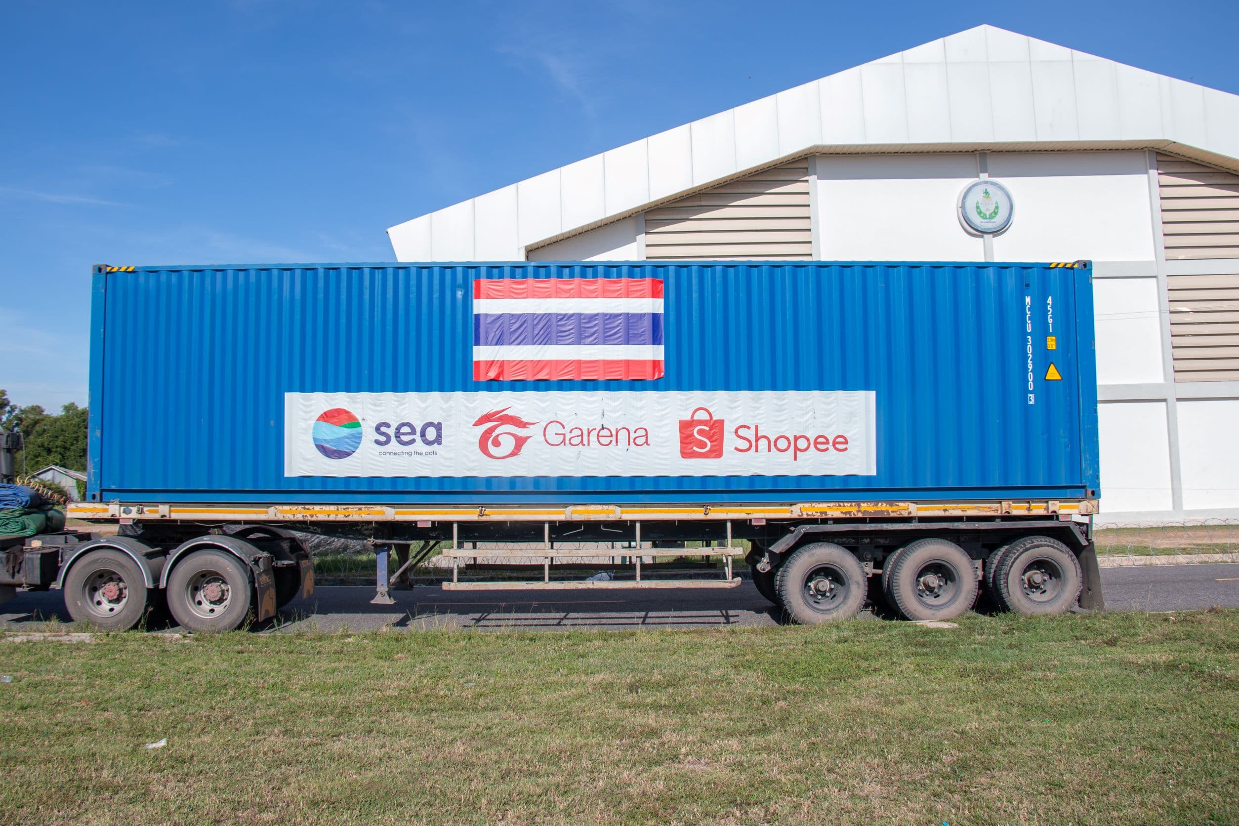 Sea (Group) donates oxygen cylinders and containers to Thanyarak Pattani Hospital, supporting their capacity to help Covid-19 infected patients in the four southern border provinces of Thailand. (2)
