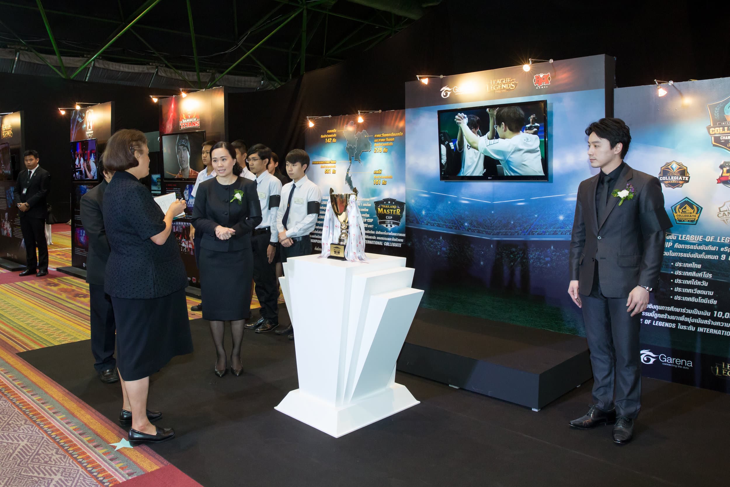 HRH Princess Sirindhorn visits Garena eSports exhibition (1)