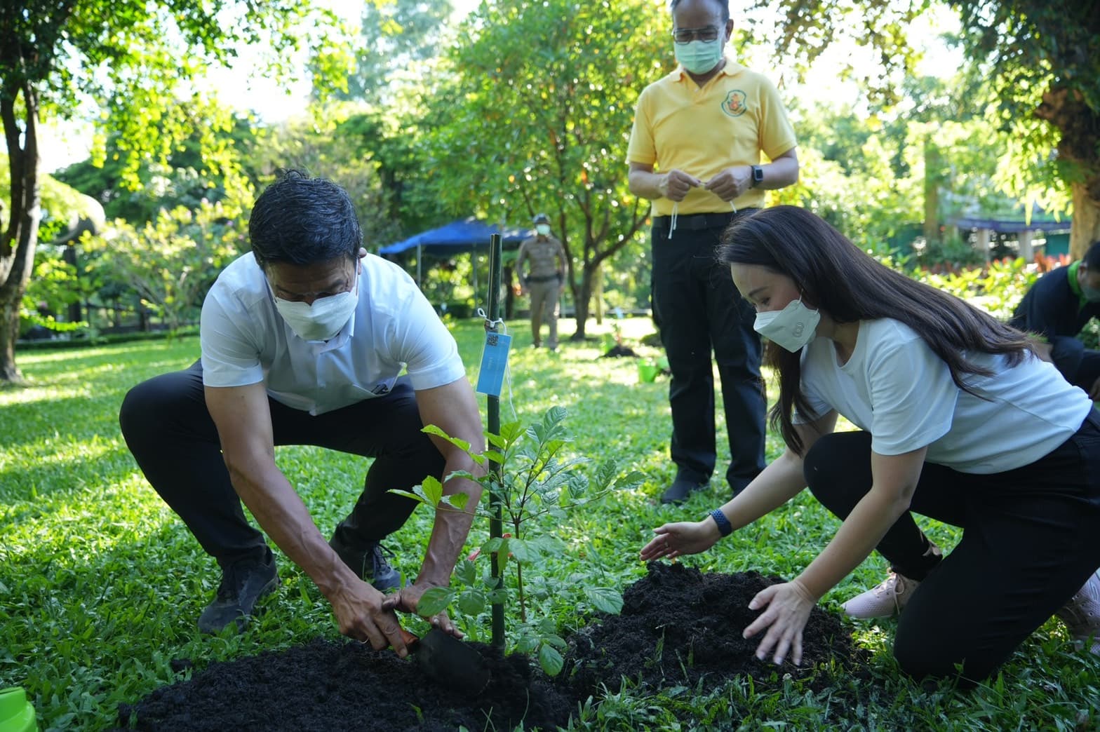 Sea (Thailand) donated seedlings worth 100,000 baht to support BMA’s environmental policy. (2)
