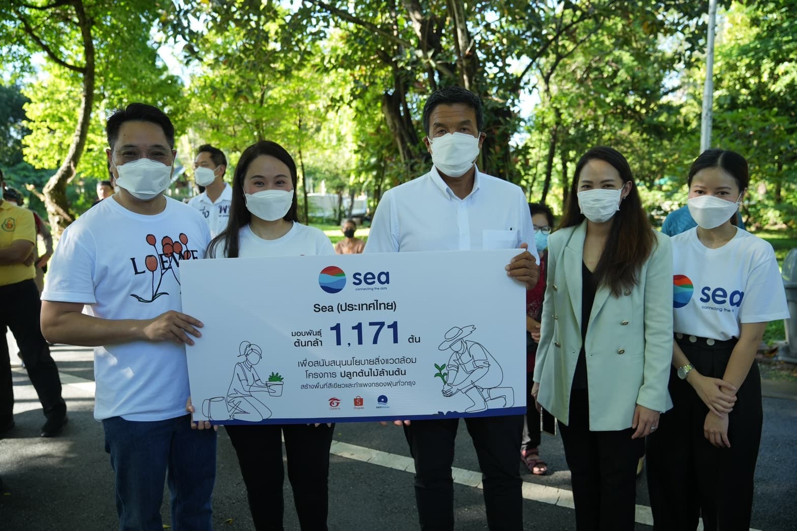 Sea (Thailand) donated seedlings worth 100,000 baht to support BMA’s environmental policy. (1)