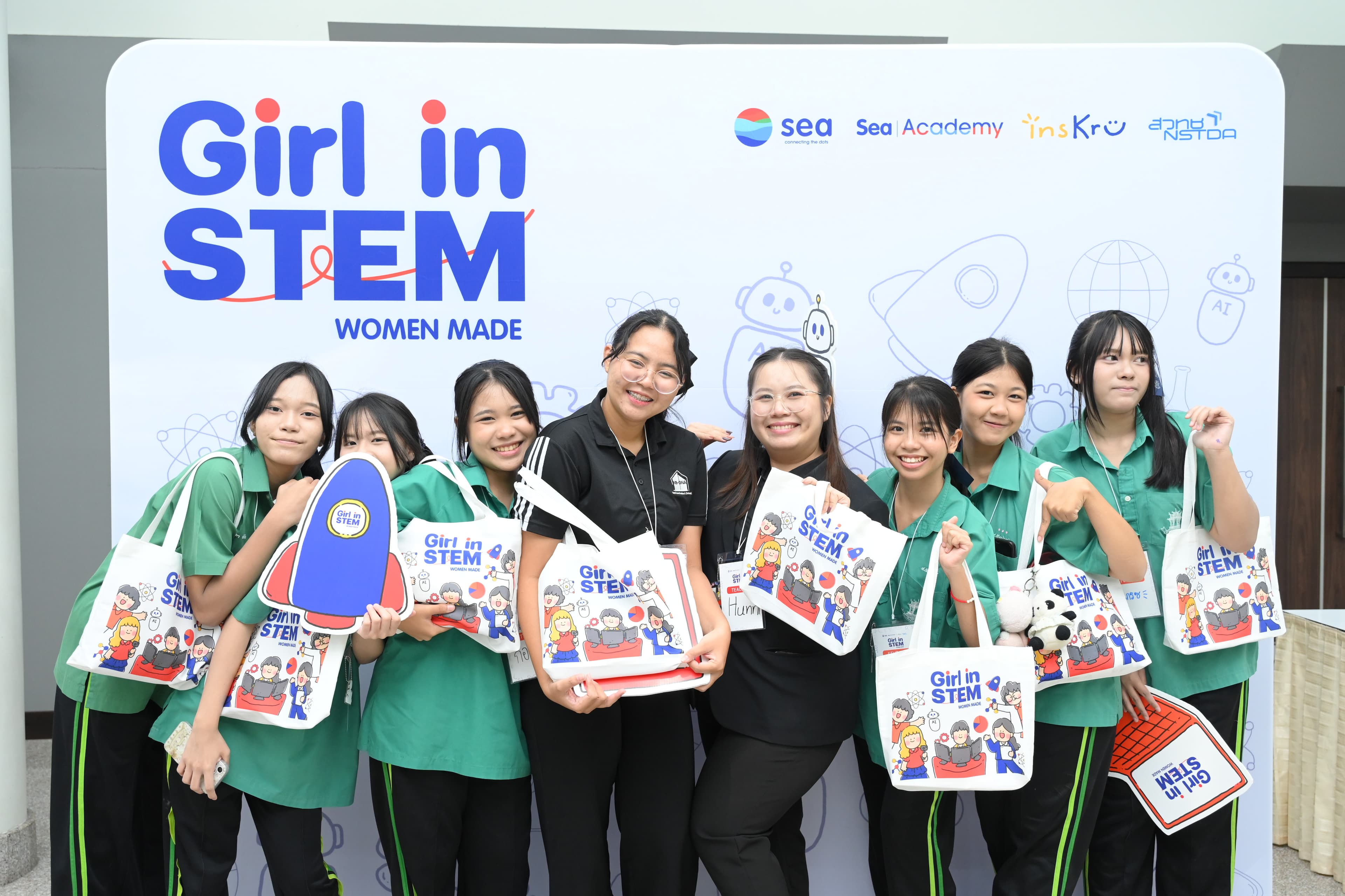 'Women Made: Girl in STEM 2026' sparks Female Students' Interest in STEM Careers (9)