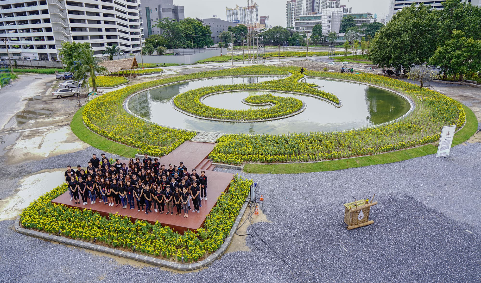 Sea Thailand representatives planted marigolds at Yat Ngeua Phraracha Park (2)