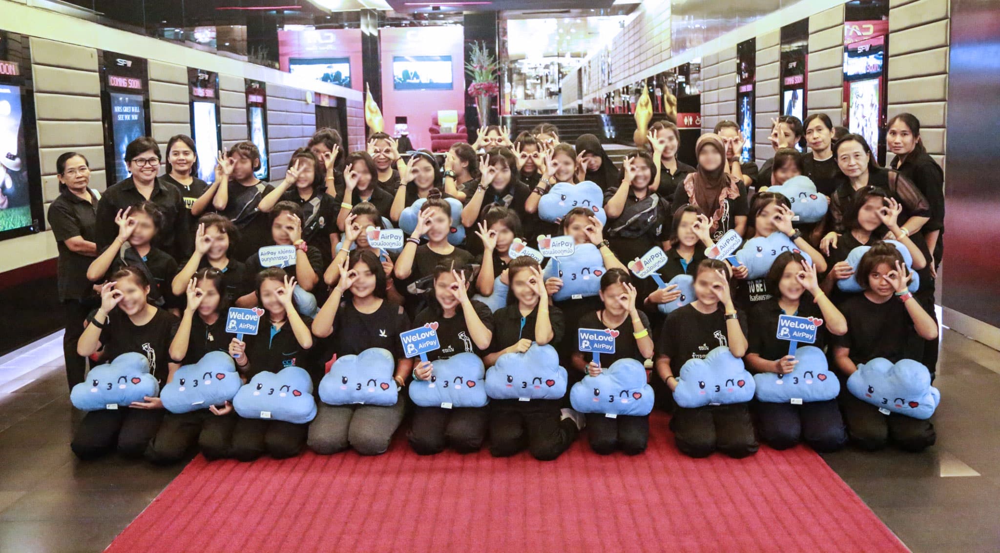 AirPay brings children to the movie in tribute to the late King (2)